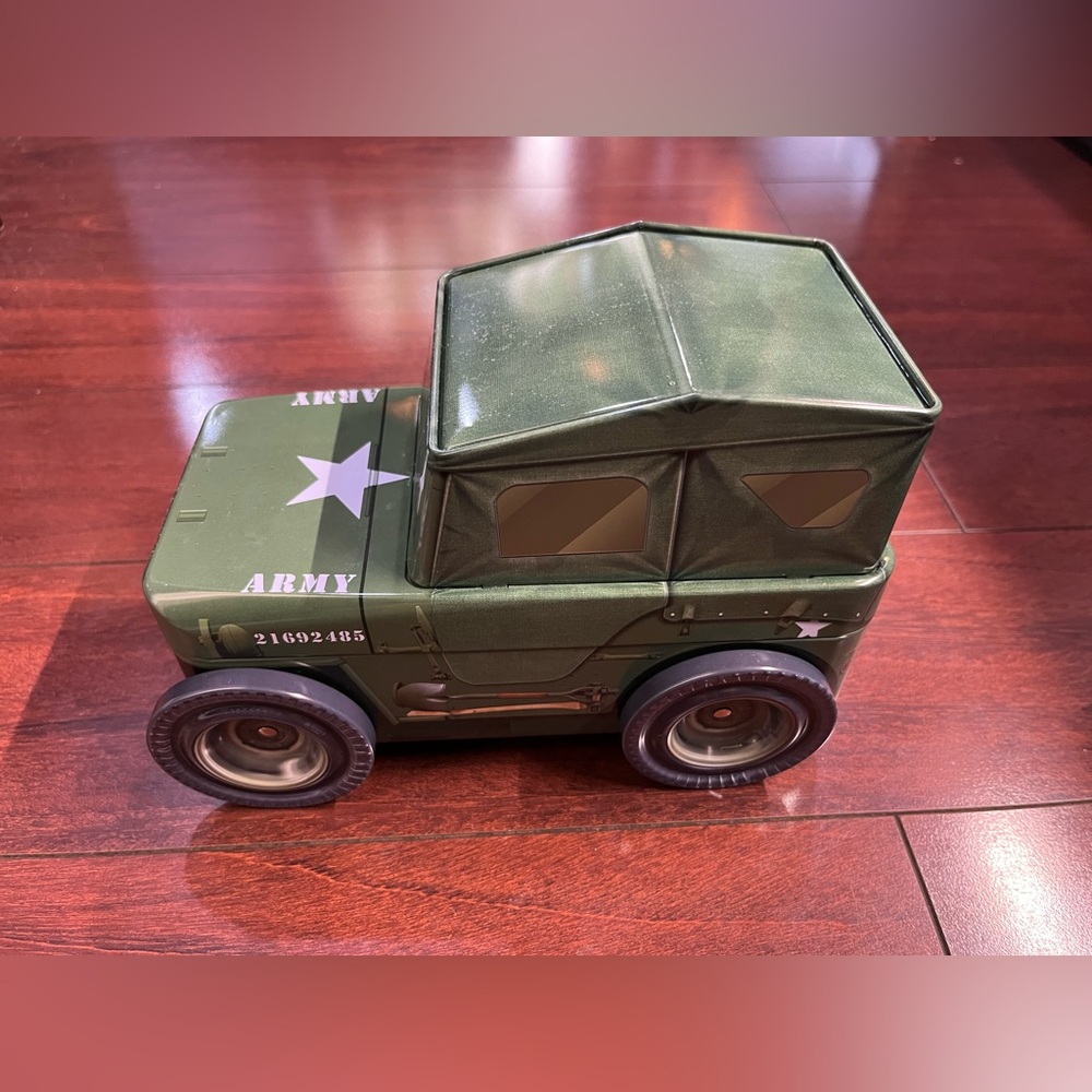 PRE-OWNED 550 Piece Puzzle 1941 Willy’s Army Jeep Eurographics Collectibles Tin